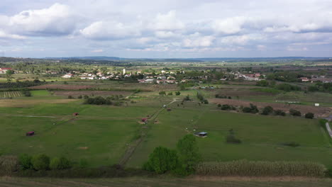 Zona-Rural-Tranquila-En-Francia-Viñedos-Y-Campos-De-Cultivo-Día-Nublado-Drone-Aéreo